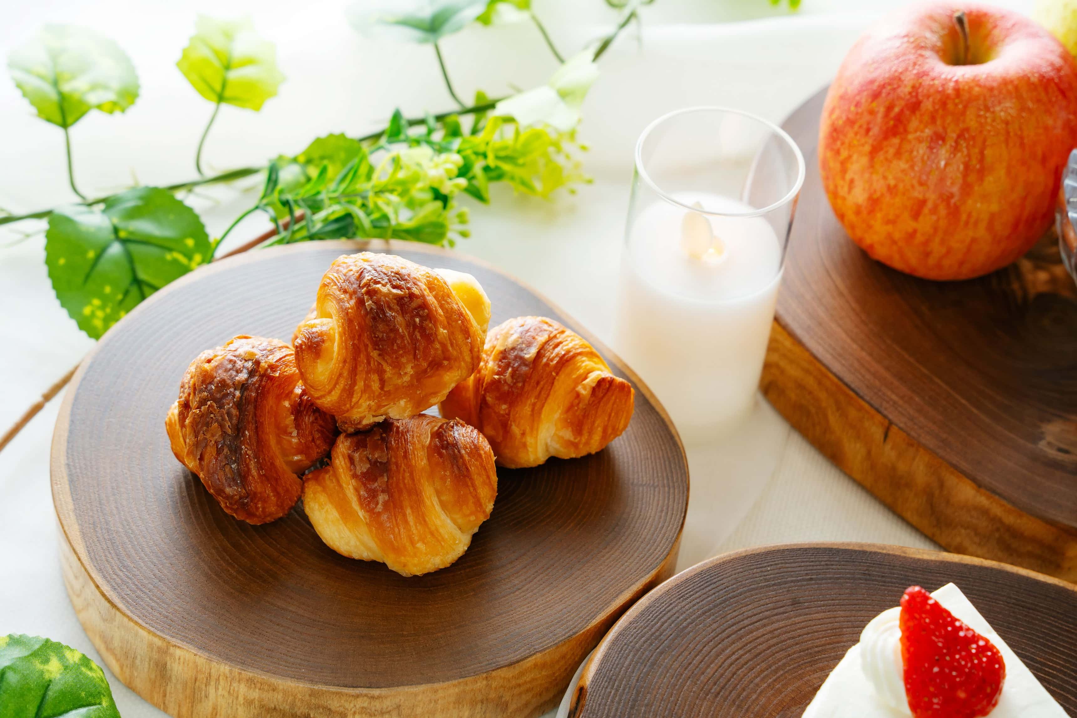 To elevate bread, fruits, and dishes as the centerpiece of the dining table, one must utilize a plate that enhances them.